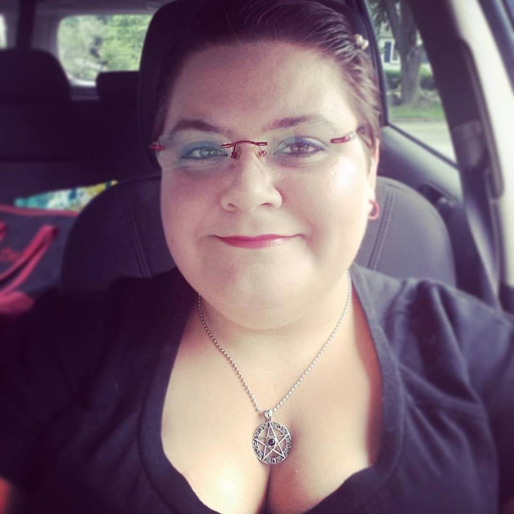 Meet your Posher, Allyssa (a tree-hugging hippie?)
